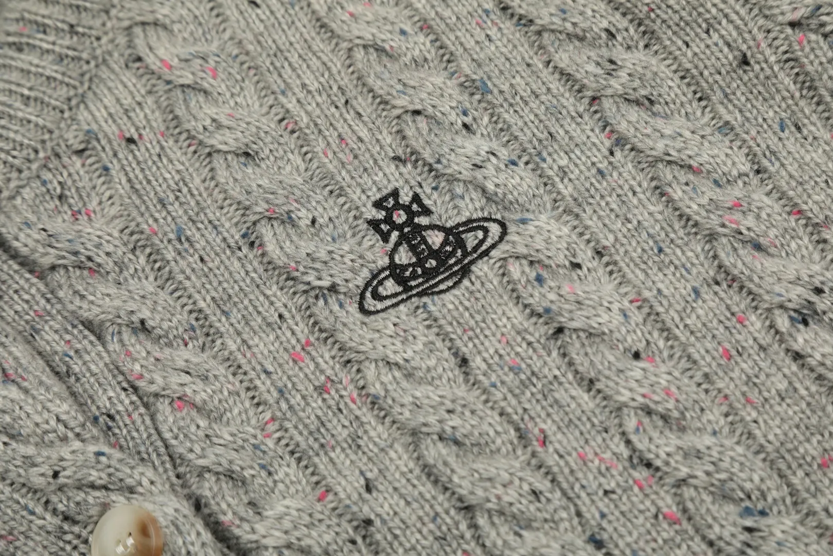 vivienne west wood Vivienne heavy-duty twist multi-color classic cardigan knitted sweater wool 2024 autumn latest style 🧩 15% merino cotton wool 85% wool blend 🧩Correct Italian 🇮🇹100% wool washed wheat logo Size: S -M- L Color: White Dark Gray Blue